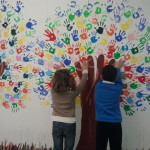 murales_albero_foglie_mani